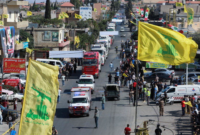 9月16日、レバノン北東部のアルアイン村に到着したイラン製燃料油を積んだタンクローリーの列には、ヒズボラの旗がはためく。（ロイター）