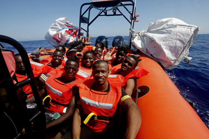 地中海中央ルートのリビア沖で国境なき医師団（MSF）の捜索救助船「ジオバレンツ」に救助されたアフリカ人難民たちが手を振る。（AP）