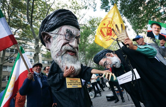 イランのハメネイ最高指導者とイブラヒム・ライシ大統領を描いた衣装を着て、国連本部付近でライシ大統領を非難するデモ参加者たち。(ロイター通信)