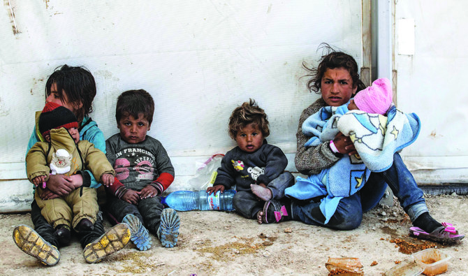 クルド人運営のアルホル難民キャンプで地面に座りこむシリア人の子ども(AFP/File)
