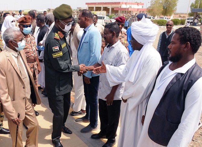 2021年9月26日、代表団とともにポートスーダンに到着した後、抗議活動の指導者らと会談するスーダン主権評議会評議員のシャムス・アル・ディン・カバシ氏（中央）。（AFP通信）