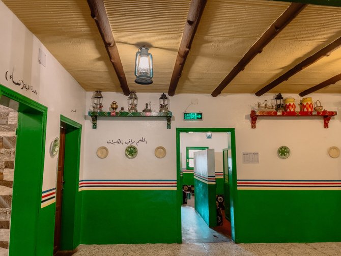 アブハー城ヘリテージ・レストランは、今や有名な観光名所で、サウジアラビア南西部の歴史あるこの街を訪れる観光客に南部の伝統料理を提供している。（AN写真、フダ・バシャター氏提供）