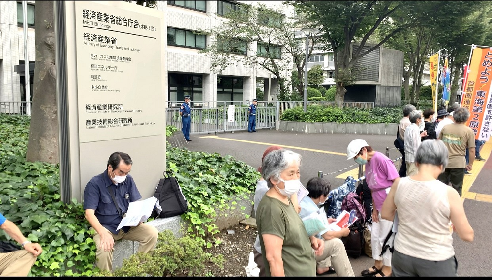 2021年9月11日 原発惨事から10年、脱原発の活動家たちが経産省前で抗議した。(ANJピエール・ブティエ)