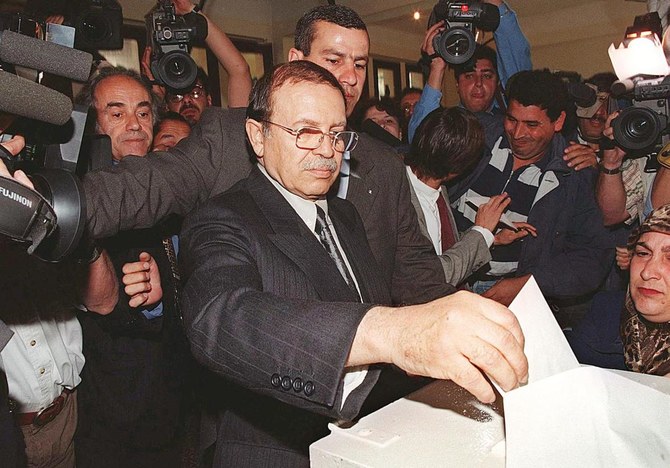 1999年4月15日、アルジェのエルビアール地区で投票するアルジェリア唯一の大統領候補者であるアブデルアジズ・ブーテフリカ氏。(写真/AFP)