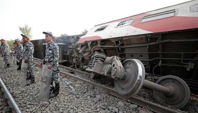 カイロ北部のカリオビア地方の列車脱線現場で警護にあたるエジプトの警察官2021年4月18日撮影（ロイター）