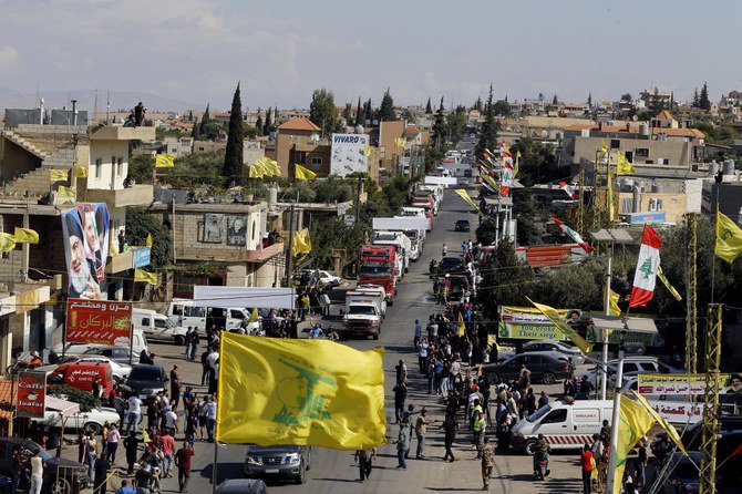 2021年9月16日、イランのディーゼル燃料を運ぶタンクローリーの車列が、シリアとの国境を越えてレバノンに入った。(AP)
