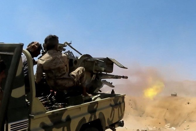 6月にフーシ派の戦闘員とマアリブで戦うイエメン政府軍。（AFP /資料）