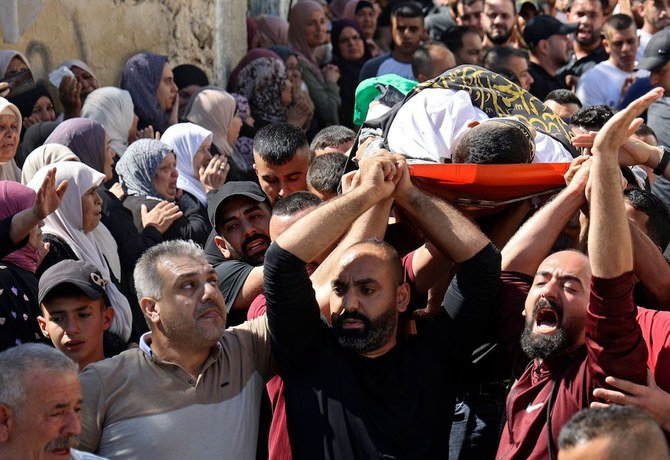 ジェニン近郊で起きた武力衝突で、イスラエル兵によって殺害されたパレスチナ人の遺体を運ぶ会葬者たち（AFP）