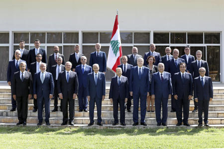 レバノン政府が発表した、2021年9月13日月曜日に新政府のメンバーが、レバノンのベイルート東にあるバーブダ大統領府で並んでいる公式の写真。前列は左から右に、モーリス・スリム国防大臣、バサム・マウラヴィ内務大臣、サーデ・シャミ副首相、ナビーフ・ビッリー議会議長、ミシェル・アウン大統領、ナジーブ・ミーカーティー首相、アブドラ・ベンハビブ外務大臣、ジョージ・クルダヒ情報大臣、ジョージ・カラス青年スポーツ大臣。（AP）