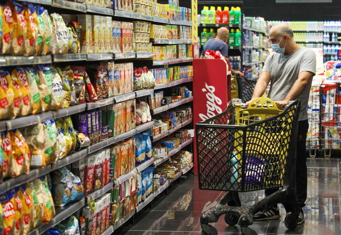 2021年9月8日、レバノンのベイルートにあるスーパーマーケット内で買い物をする男性。（ロイター）