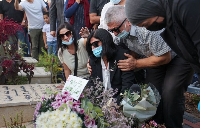 2021年9月26日、イスラエルの刑務所から釈放された後、占領地ヨルダン川西岸のラマッラー市の墓地で娘の墓を訪れるパレスチナ人議員のカリーダ・ジャラール氏。（AFP）