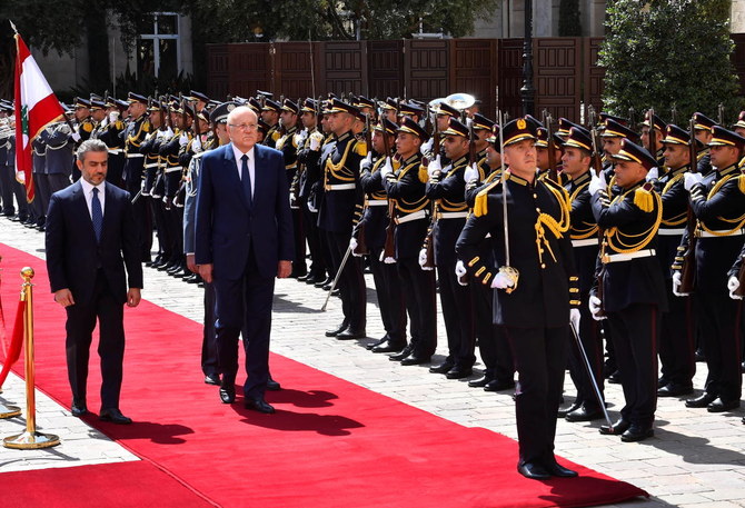 レバノンのナジーブ・ミカティ新首相は、ベイルートの政府宮殿で行われた就任式で儀仗兵を閲兵している。(ロイター通信)