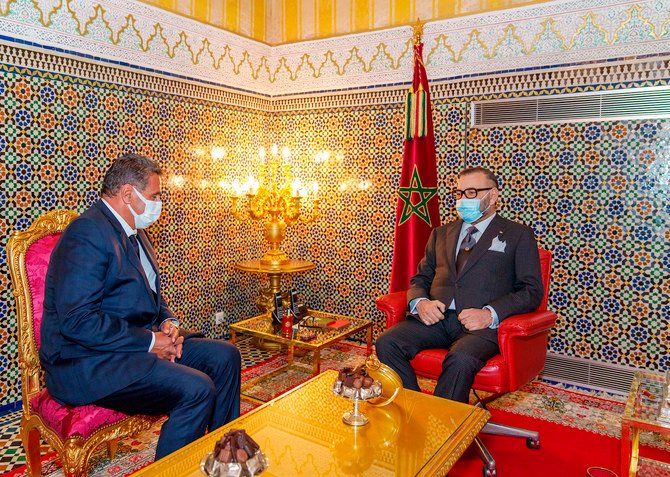 2021年9月10日（金）、モロッコのフェズにある王宮でアジズ・アフヌッシュ氏を迎えるモロッコ国王のムハンマド6世（右）。（AP通信）