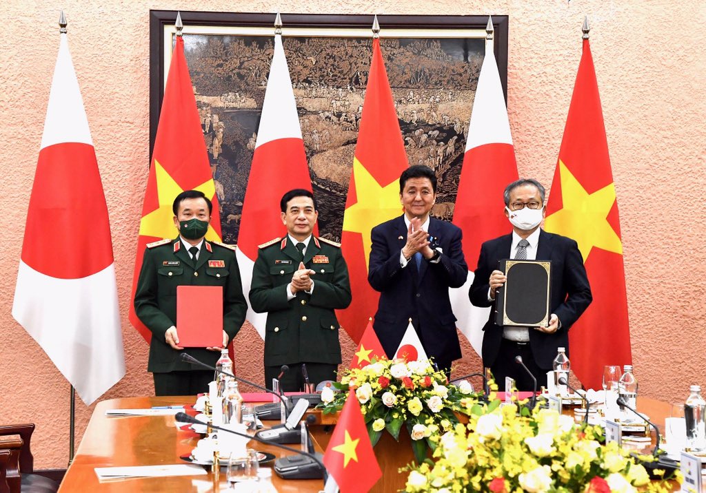 岸信夫防衛相は11日、訪問先のベトナム・ハノイでファン・バン・ザン国防相と会談し、両国間の防衛協力を一段と強化することで一致した。 (@ModJapan_en)