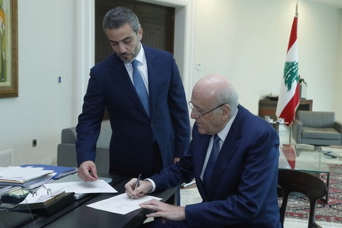 レバノンのナジーブ・ミカティ首相が、2021年9月10日、レバノンのバーブダにある大統領官邸で、レバノン新政府樹立のための令状に署名している。（ロイター）