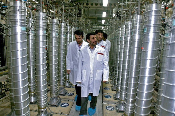 2008年4月8日、ナタンズのウラン濃縮施設を視察するイランのマフムード・アフマディネジャド大統領。(Getty Images)