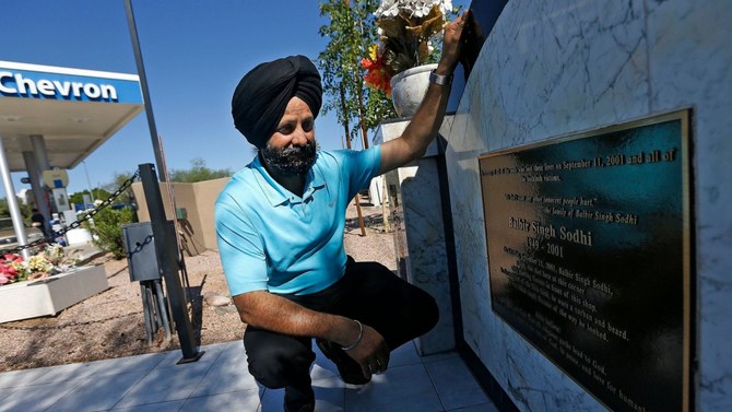 アリゾナ州メサ。9.11テロ後に銃殺された兄、バルビル・シン・ソディ氏の追悼碑の横でひざまずくラナ・シン・ソディ氏。（AP写真）