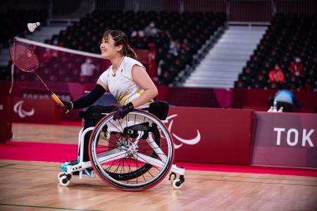 バドミントン女子シングルス WH1(車いす) の試合中の日本の里見紗李奈選手。（AFP）