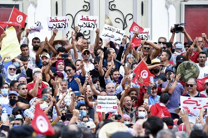 2021年9月18日、首都チュニスでの抗議活動中に、カイス・サイード大統領に対するスローガンを叫ぶチュニジアの人々。（AFP）