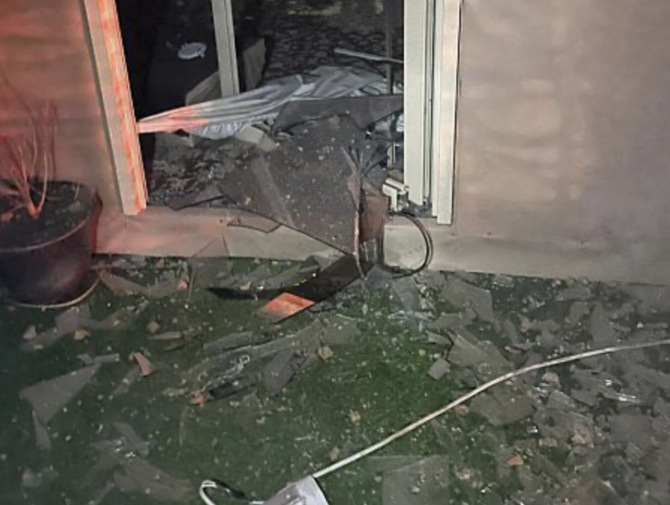 東部州を狙ったフーシ派の弾道ミサイルが迎撃され、住宅地にわずかな被害が出た。国営サウジ通信(SPA)
