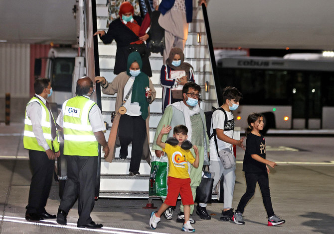 2021年9月10日、カタールの首都ドーハのハマド国際空港に到着したアフガニスタン難民。（AFP）