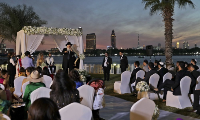 2020年12月17日にドバイのホテルで行われた結婚式にて、ユダヤの伝統的な天幕の下、ラビが結婚式を司る。（写真AP）