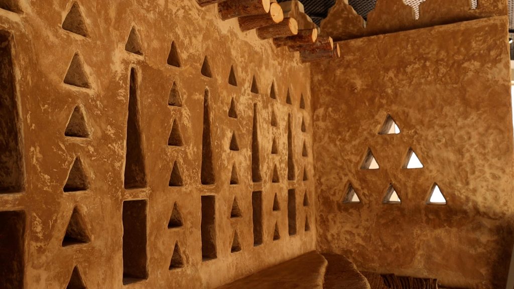 伝統建築博物館では、サウード宮殿の壁の建設過程を順を追って見ていくことができる。（撮影：アブドゥラー・アルジャブル）