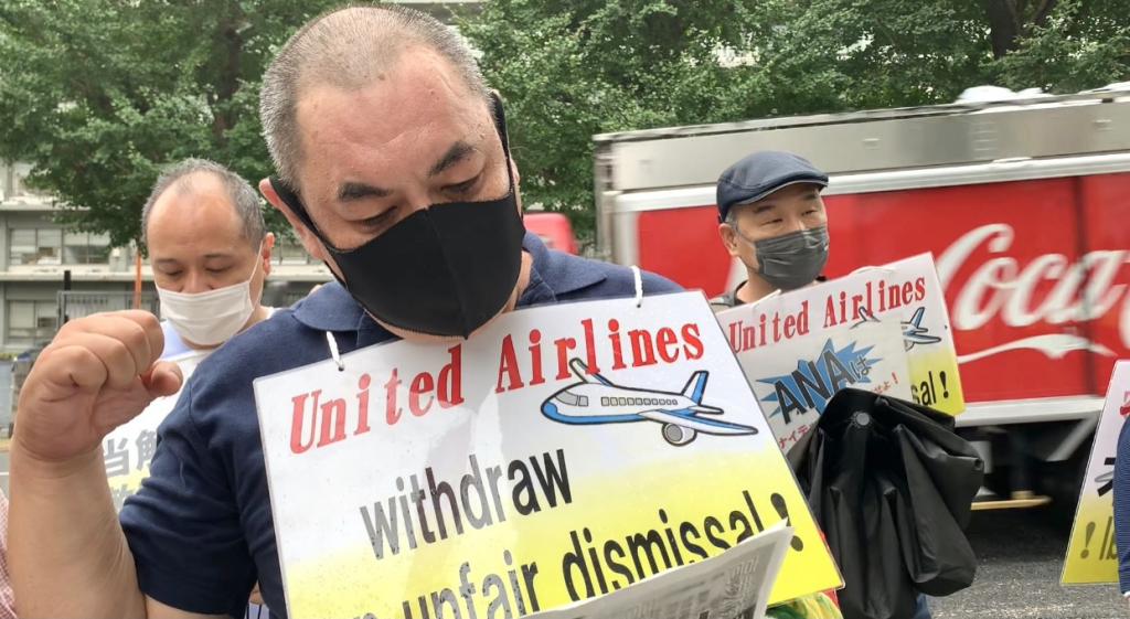日本のユナイテッド航空乗務員　復職を求め戦い続ける (AFP)