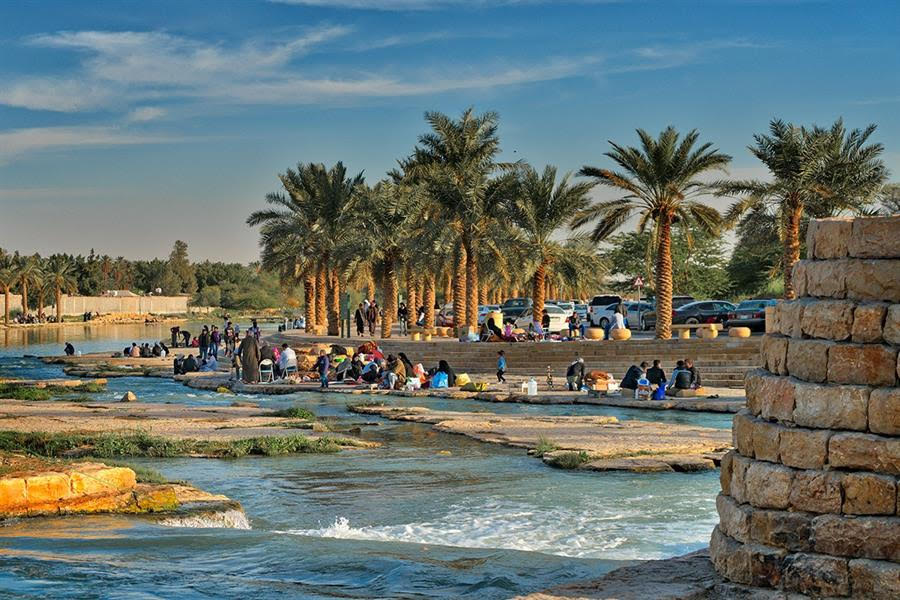 サウジアラビア・ディルイーヤで最も活気のあるエリアのひとつ、ワディ・ハニファ周辺でピクニックを楽しむ家族連れ。ワディ・ハニファは、首都リヤドの街を横切り北西から南東へ120kmにわたって続く窪地（季節河川）である。（提供写真）