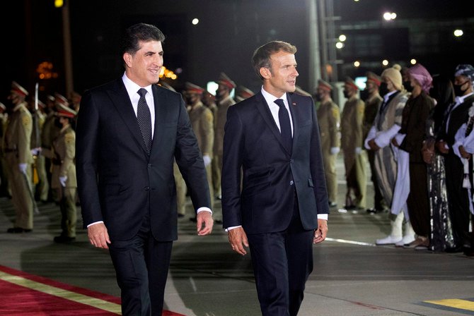 エルビルでエマニュエル・マクロン仏大統領を迎えるクルド人のネチルバン・バルザニ大統領（左）。（AP写真）