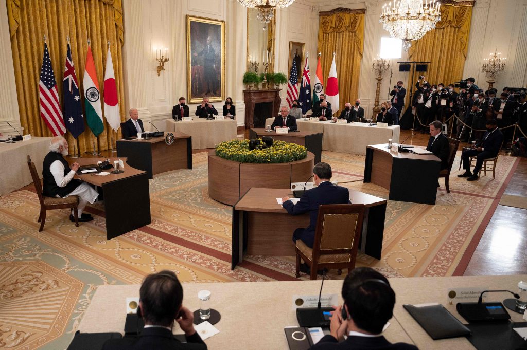 ジョー・バイデン米国大統領(左から2番目)、インドのナレンドラ・モディ首相(左)、日本の菅義偉首相(中央)、オーストラリアのスコット・モリソン首相(上中央)が、2021年9月24日、ワシントンDCのホワイトハウスで初めて対面形式で開かれたクアッド首脳会議の座席についている。(資料写真/AFP通信)