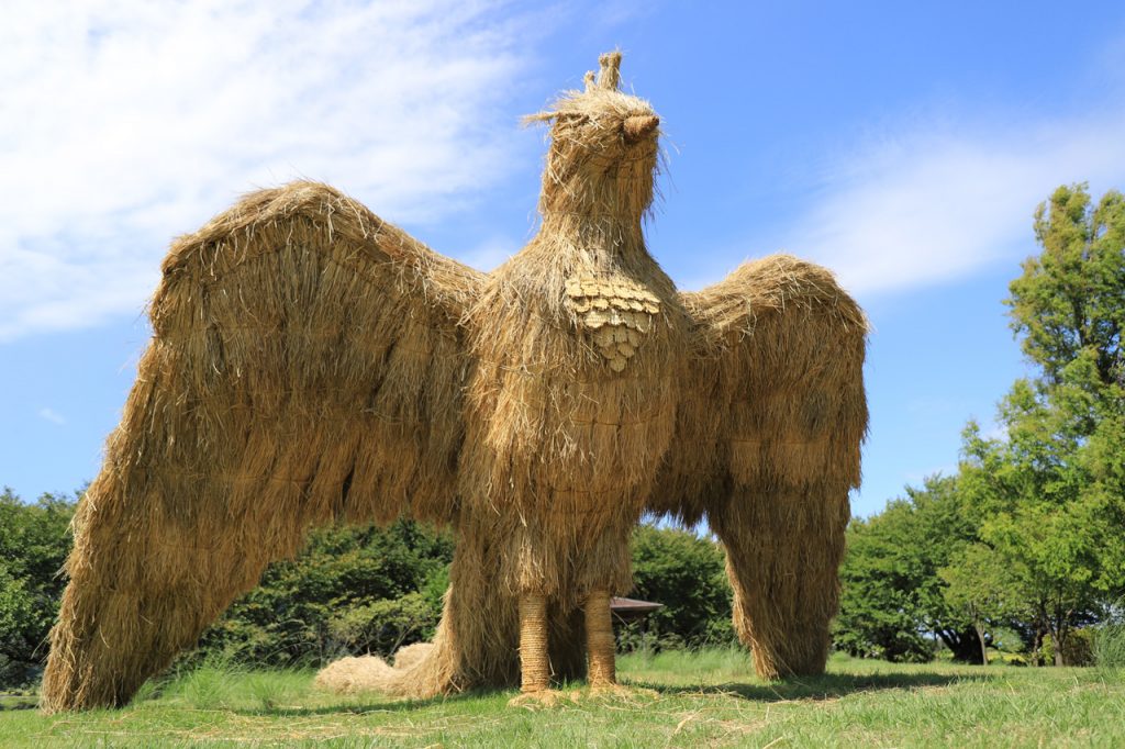 この稲わらを使って、高さ30フィートの様々な動物や神話に登場する人物が作られた。（わらアートまつり）