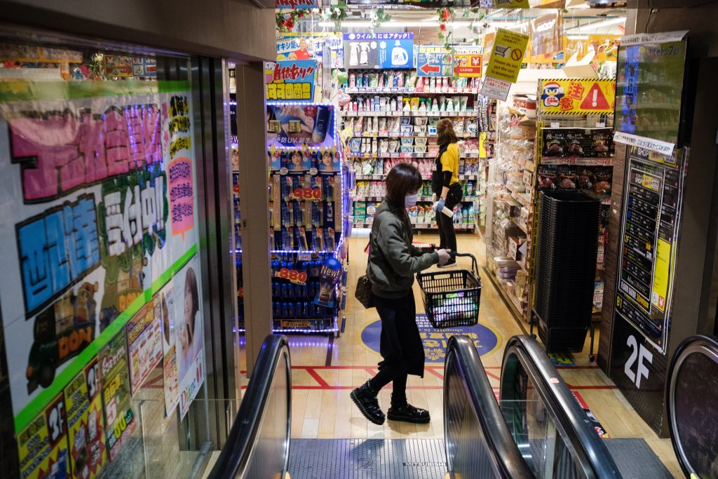 東京都新宿区のスーパーで買い物をする女性、2021年4月6日. （AFP）