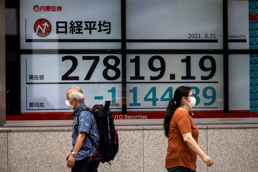 日経平均株価は1.87%下落し、終値は2万8708.58円となった。(AFP)
