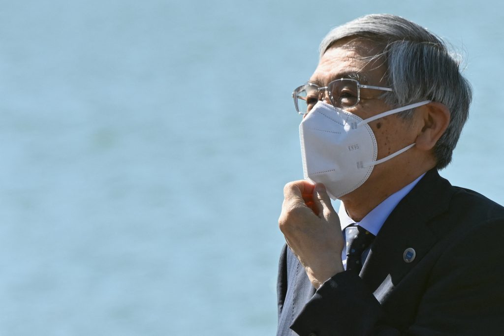 黒田総裁は、日本経済について感染症の影響が徐々に和らいでいく中で、外需の増加などに支えられて回復していくとの見方を示した。(AFP)
