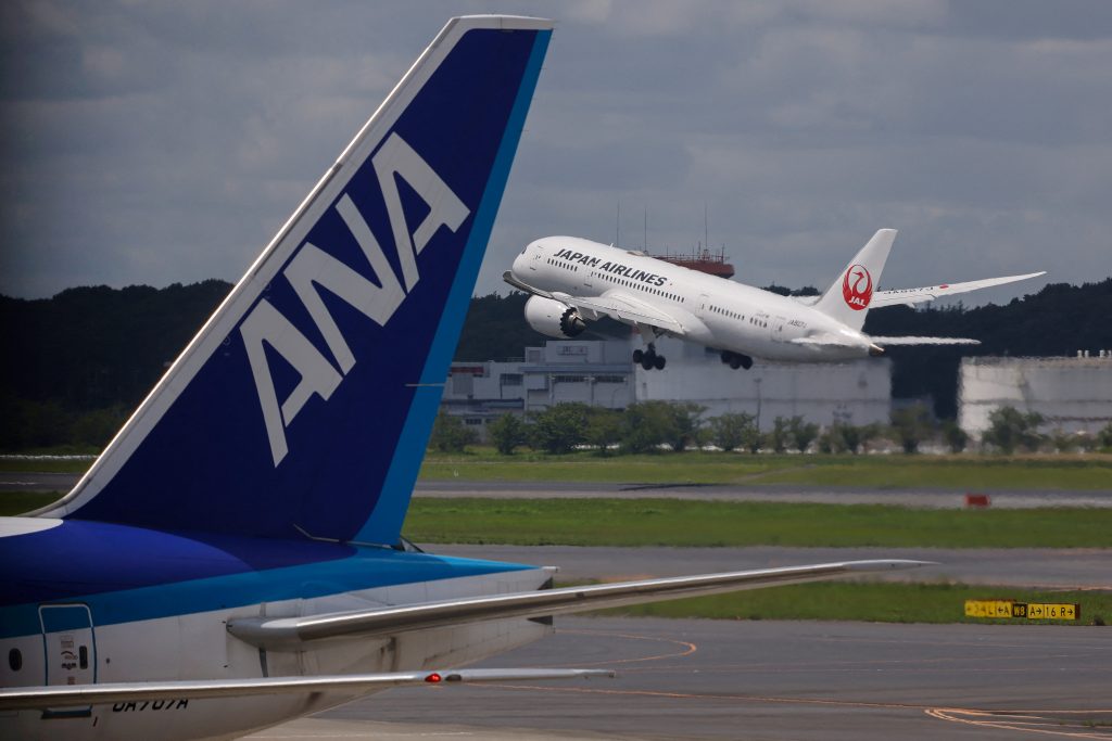 電力や水素で動く航空機の研究も進んでいるが、共同リポートはより多くのエネルギーを消費する中大型機については「引き続き液体燃料が必要になる」と指摘。今後、航空需要の増加が見込まれることも踏まえると、日本で50年に「実質ゼロ」を実現するには最大2300万キロリットルのSAFが必要だと試算した。これはコロナ禍前の19年に消費した化石燃料の2倍程度に当たる。(AFP)