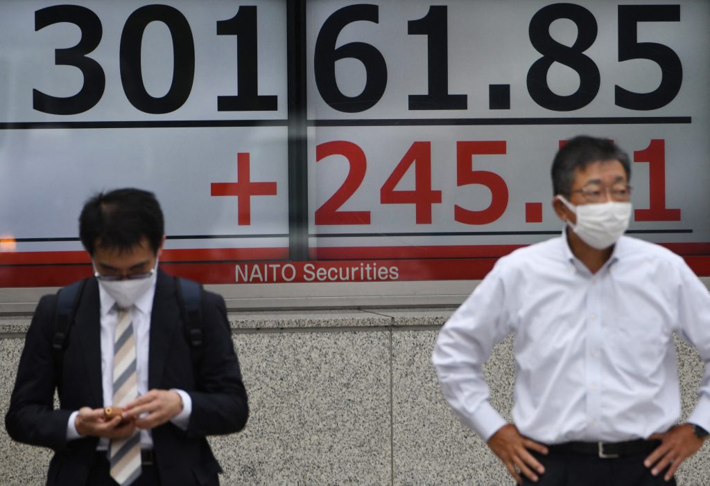 日経平均株価は0.94％下落し、28,230円61銭で取引を終えた。（AFP）