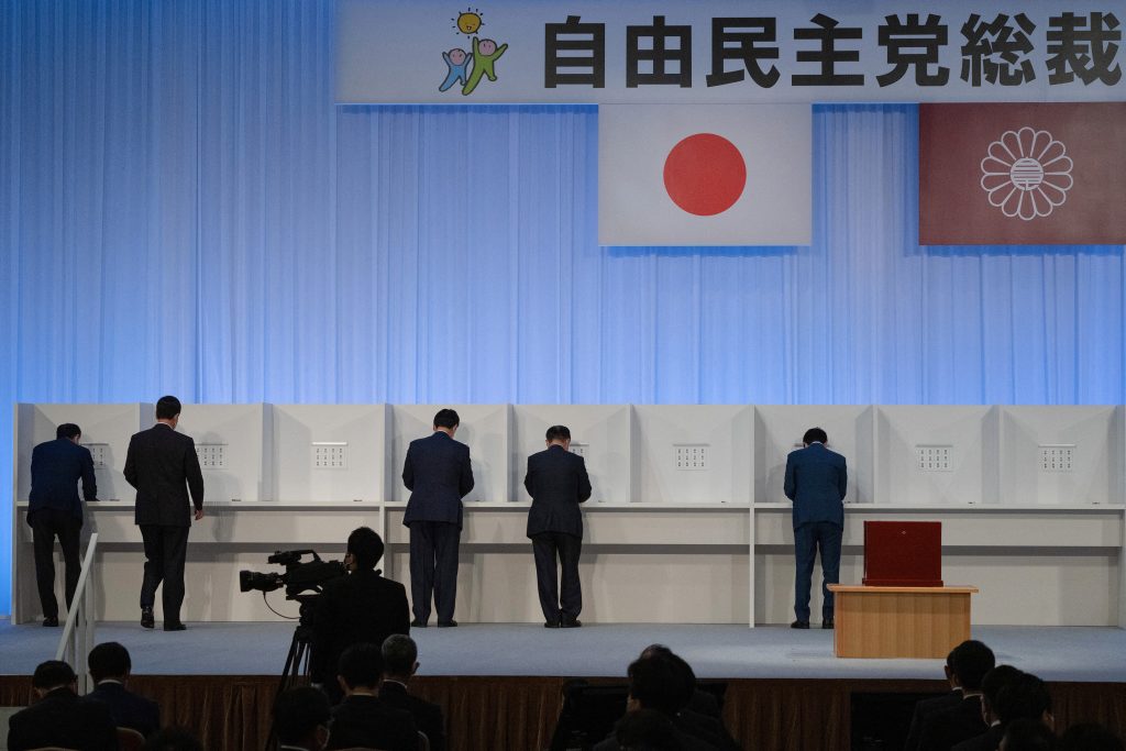 自由民主党（自民党）の党員が同党の総裁選挙で票を投じる。2021年9月29日、東京。