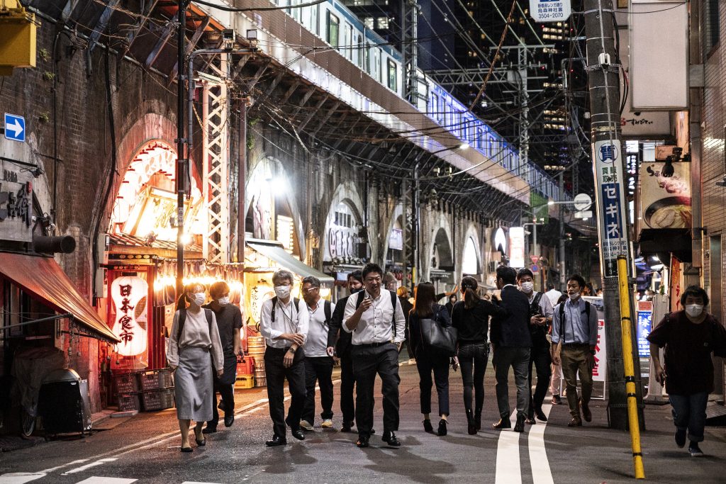 国内の多くの地域で夜間の人出が増加していることなどを挙げ、「感染者数の減少速度鈍化や下げ止まりが懸念される」と強調した。 (AFP)