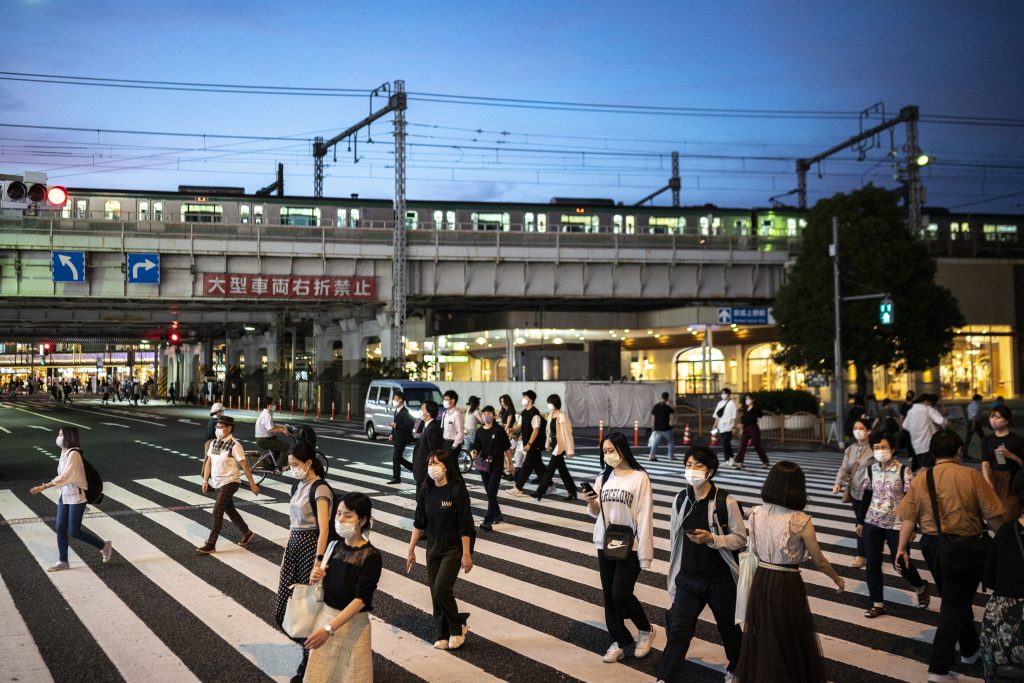 日本が感染者数の減少に成功した要因として、パンデミック以前から日本人の間ではマスクの着用が普及していたことが考えられる。(AFP)