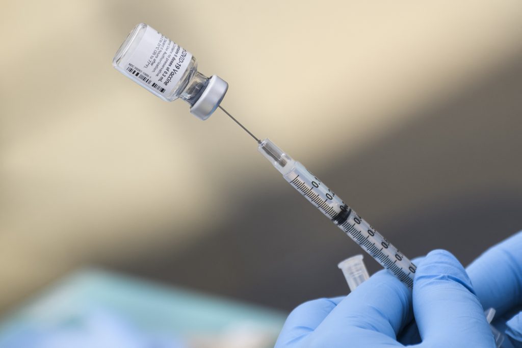 米ファイザー製の新型コロナウイルスワクチン＝８月、カリフォルニア州（ＡＦＰ時事）