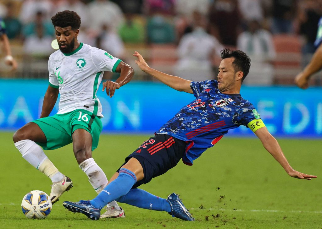 キング・アブドゥラー・スポーツシティー・スタジアムで行われた2022年カタール・ワールドカップ・アジア予選のサウジアラビア対日本戦で、サウジアラビアのミッドフィルダー、サーミ・アル・ナジャイ（Sami al-Najei）選手とボールを争う日本のディフェンダー吉田麻也選手（右）。（AFP）