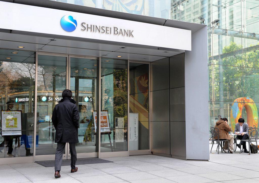 日本の株式会社新生銀行は、SBIホールディングスによる株式公開買付けへの対応を検討するために、社外取締役からなる協議会を設置する。（AFP）
