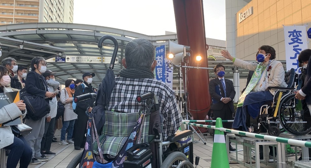 立憲民主党の枝野幸男代表は土曜日、立川駅で大河原雅子候補の応援演説を行った。(Supplied)