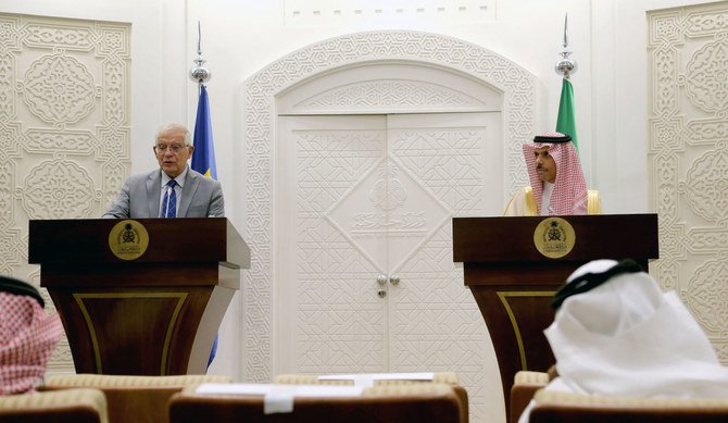 サウジアラビア外相のファイサル・ビン・ファルハーン王子とEU外務・安全保障政策上級代表のジョセップ・ボレル氏がリヤドの外務省で開かれた記者会見で発言している。（アラブニュース資料写真／メシャール・アル・カディール）