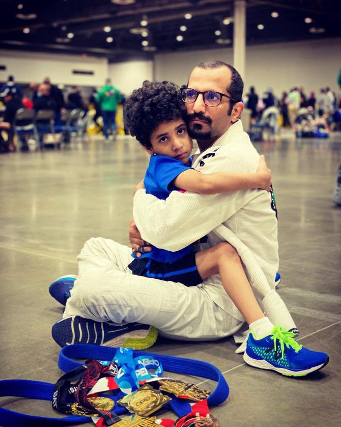ムハンマド・ジュワイード・M・アル・ムハリス・アル・ヤミさんと病気の息子ファハド君は、米国での柔術選手権で金メダルを獲得し、ネットユーザーの心をつかんだ。（提供）