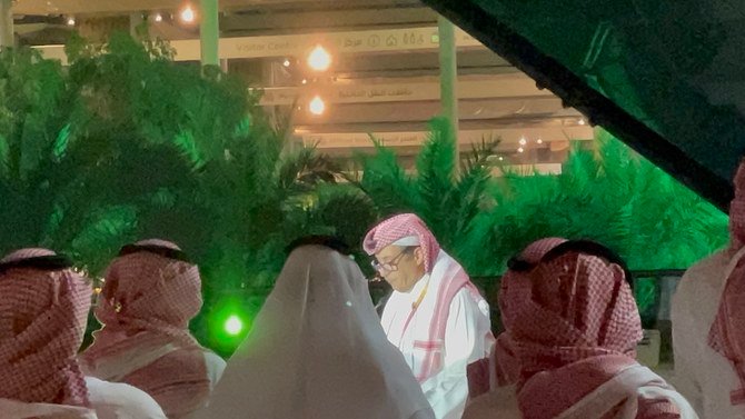 この「歴史的なイベント」の初日には、在UAEトルキィー・ビン・アブドゥラー・アル・ダキルサウジアラビア大使が、サウジアラビア館を訪れた各国の来賓客や来場者を歓迎した。(AN 写真/ファラー・ハイバ)