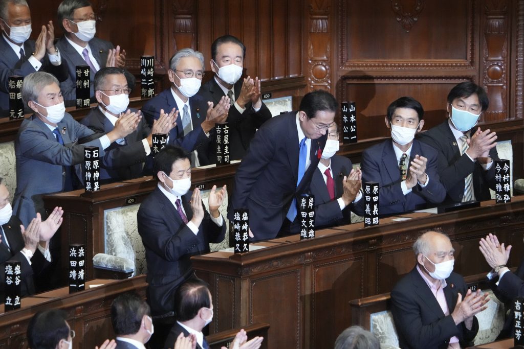 2021年10月4日、東京の衆議院で日本の首相に選出され、お辞儀をする岸田文雄氏（中央）。（資料写真/AP通信)