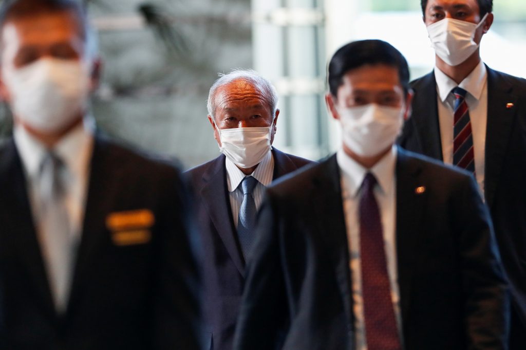 2021年10月4日、日本の東京にて、新任の財務大臣、鈴木俊一氏が首相官邸に到着。（資料写真／ロイター）