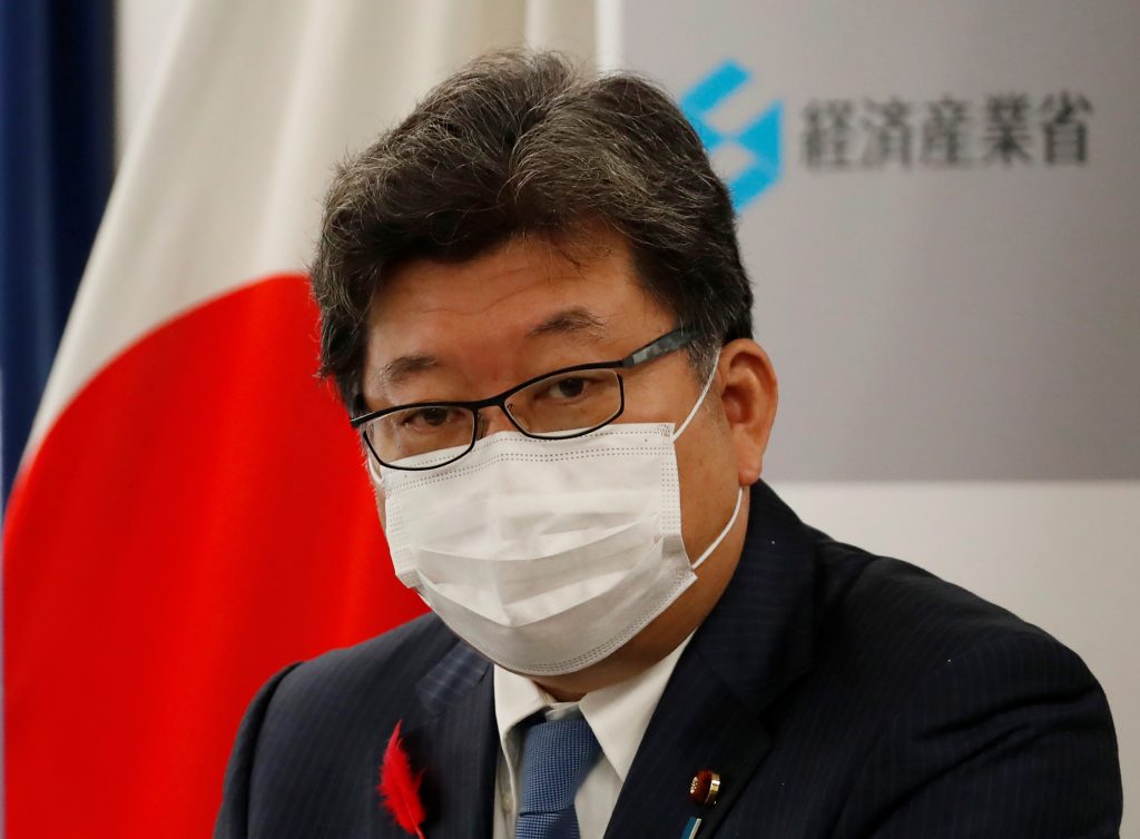 2021年10月5日に東京で、萩生田光一新経済産業大臣が、新型コロナ感染症を防御するためのマスクを着用して記者会見に臨んでいる。（資料写真/ロイター）